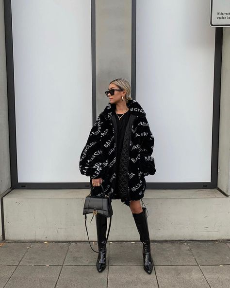 blvckd0pe Hourglass Bag Outfit, Balenciaga Hourglass Bag Outfit, Balenciaga Hourglass Bag, Casual Fashion Trends, Street Style Bags, Bag Outfit, 90s Fashion Outfits, Black Women Fashion, Boho Casual