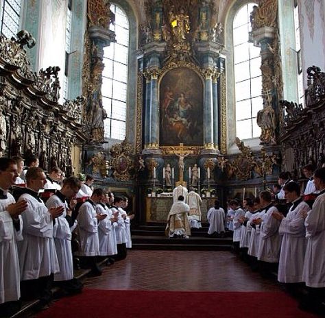 This right here my friends is a FSSP Seminary full of young men in prayer to prepare for their vocation while participating in ancient Christian Chant known as Gregorian Chant during the Extraordinary Form of the Roman Rite (aka the Tridentine Rite or Latin Mass). Many young Catholics, including myself, love the richness, reverence, beauty, and history of the Tridentine rite as it roots back to the early Church. By the Grace of God, the Roman Catholic Church is slowly re-presenting the Old Rite. Gregorian Aesthetic, Gregorian Chant, By The Grace Of God, Catholic Churches, Latin Mass, The Grace Of God, Grace Of God, Catholic Images, Christ The King