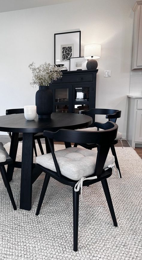 Small Dining Room: Open Floor Plan Apartment Dining Room Decor Ideas, Black Table Dining Room Ideas, Small Dinner Room, Minimalist Dining Area, Small Apartment Dining Area, Apartment Dining Room Decor, Small Apartment Dining Room, Apartment Dining Area, Dining Table Decor Everyday