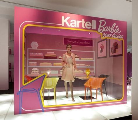 Kartell House Barbie, Visual Merchandising Displays, Window Display Design, Store Windows, Store Window, Milan Design, Venue Decor, Exhibition Booth, Merchandising Displays