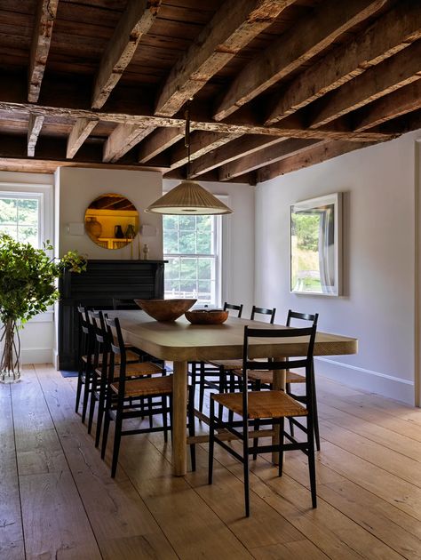 Tour an 18th-Century New York Farmhouse That Was Masterfully Restored by AD100 Architect Elizabeth Roberts | Architectural Digest Cozy Window Nook, One Room Cabin, Elizabeth Roberts, Shingle Style Homes, Sleeping Porch, Brooklyn Brownstone, House Vibes, Floor Plan Layout, Old Room