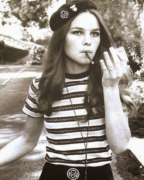 A beatnik Michelle Phillips. (Via Vintage Everyday.) Rachel Welch, Beatnik Style, Marianne Faithfull, Jerry Lee Lewis, Beat Generation, Style Parisienne, Estilo Hippy, Carole King, Teddy Boys