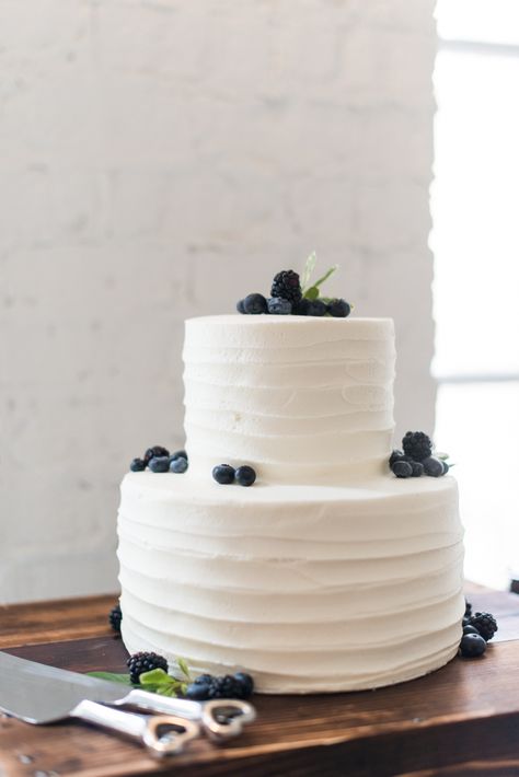 Wedding Cake With Blueberries, Square Wedding Cakes Simple One Layer, Blueberry Wedding Cake, Fruit Torte, Wedding Cake Fruit, Creative Deserts, Berry Wedding Cake, Blueberry Wedding, Wedding Cake Options