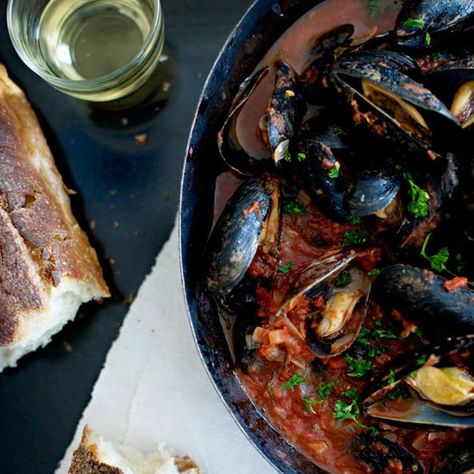 Steamed Mussels with Tomato-and-Garlic Broth Garlic Broth, Sausage Cassoulet, Easy French Recipes, Steamed Mussels, Mussels Recipe, Shellfish Recipes, Broth Recipes, Red Sauce, French Food