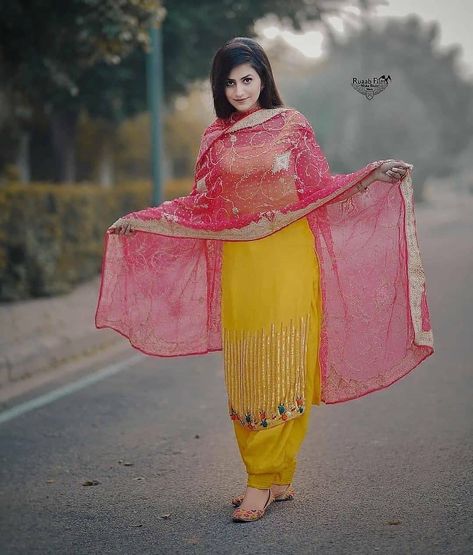 Bride Fashion Photography, Punjabi Dress Design, Punjabi Dresses, Patiala Suit Designs, Bride Suit, Punjabi Suits Designer Boutique, Red Bridal Dress, Lace Suit, Punjabi Outfits