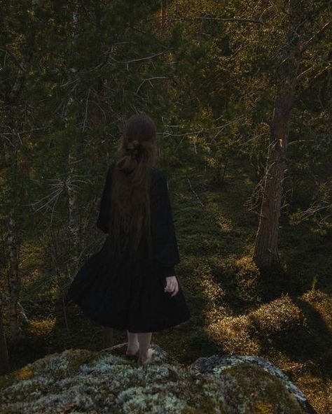 Woodland Goth, Goblincore Dress, Nature Creatures, Gothic Forest, Soul Aesthetic, Dress Ethereal, Forest Photoshoot, Dreamy Forest, Drama Aesthetic