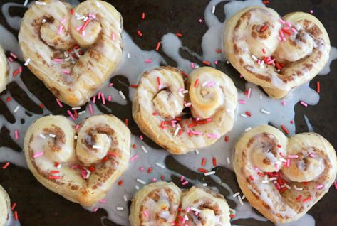 These Easy Heart Shaped Cinnamon Rolls are super cute, easy to make, and perfect for a Valentine's Day breakfast. Breakfast Ideas For Boyfriend, Shaped Cinnamon Rolls, Heart Shaped Cinnamon Rolls, Valentines Brunch, Valentines Breakfast, Birthday Sweets, Breakfast Party, Birthday Breakfast, Food Meals