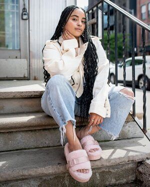 Ugg Slides Outfit Ideas, Ugg Slides Outfit, Outfits With Ugg Slippers, Moda Dope, Fur Slides Outfit, Ugg Fluffita, Pink Ugg Slippers, Slipper Outfit, Slippers Outfit