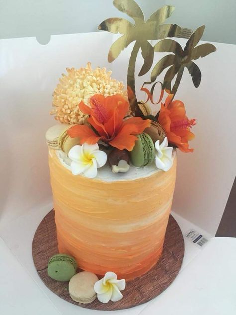 Carribean Cake, Margaritaville Cake, Tropical Cake Ideas, Hawaiian Cakes, Hawaiian Birthday Cakes, Cake With Macarons, Tropical Birthday Cake, Havana Party, Hawaiian Cake