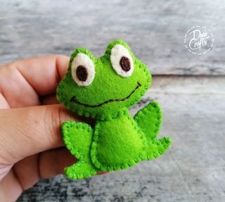 #feltcrafter • Instagram Felt Frog Ornament, Felt Frog, Diy Felt Christmas Ornaments, Frog Ornaments, Sensory Bags, Toddler Quiet Book, Pet Christmas, Simple Sewing, Felt Ornament