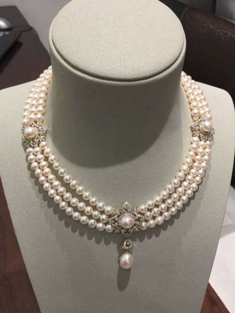 Luxury Vintage Pearl Necklace, Royalty Jewelry Aesthetic, Pearl Vintage Necklace, Pearl Diamond Necklace Designs, Royal Pearl Necklace, Real Pearl Necklace Vintage, Pearl Jewelry Design Necklace, Digger Halloween Costume, Modern Pearl Jewelry Necklace