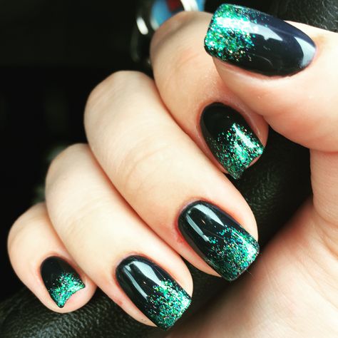 Dark Green Manicure Ideas, Black Nails With Green Glitter, Kelly Green Nails Design, Black And Emerald Green Nails, Black And Green Nails Short, Nails Color Combinations, Black And Green Nail Ideas, Deep Green Nails Designs, Black And Dark Green Nails