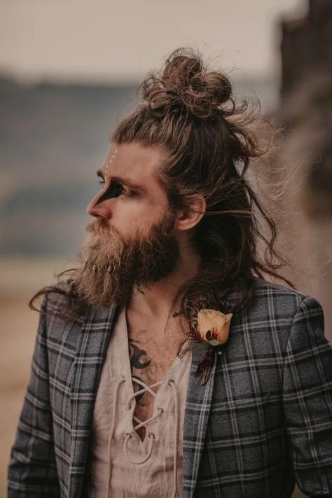 How To Rock An Alternative Viking Wedding ⋆ Unconventional Wedding Alternative Groom Attire, Viking Wedding Dress, Fall Groom, Elvish Wedding, Nordic Wedding, Wild Wedding, Pagan Wedding, Best Man Wedding, Viking Wedding