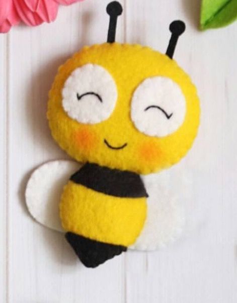 Bee Felt Pattern, Felt Bees, Bee Felt, Felt Keyring, Honey Bee Decor, Felt Crafts Patterns, Felt Crafts Diy, Felt Embroidery, Felt Pattern