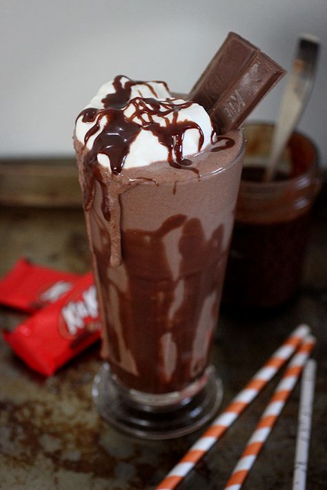 Kit Kat Milkshake Kitkat Milkshake, Nescafe Recipe, Lemonade Shake, Drinks From Around The World, Homemade Milkshake, Milkshake Recipe Chocolate, Best Summer Desserts, Chocolate Wafer, Chocolate Milkshake