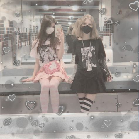 Goth And Kawaii Couple, Soft And Goth Couple, Emo And Soft Couple, Goth And Soft Girlfriends, Grunge Couple, Pink Grunge, Girl Couple, Photoshoot Idea, Cute Fit