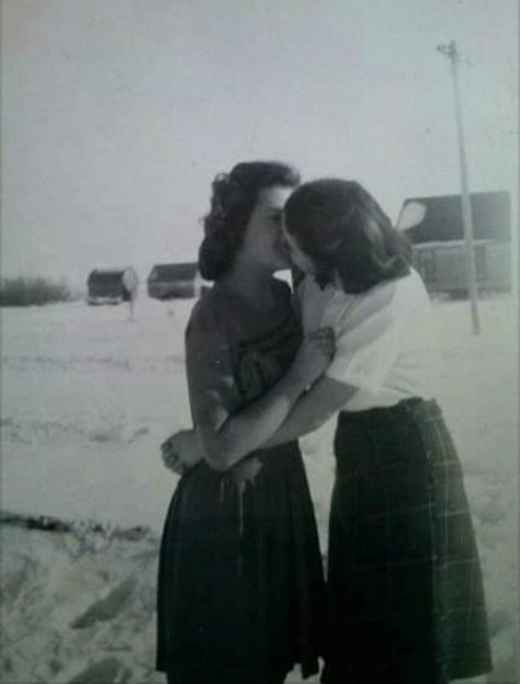 vintage lesbians — Some vintage gay for your consideration Kiss Reference, Vintage Lesbian, Woman Loving Woman, Vintage Pics, Vintage Couples, Gay Aesthetic, Images Vintage, Old Love, Gay Love