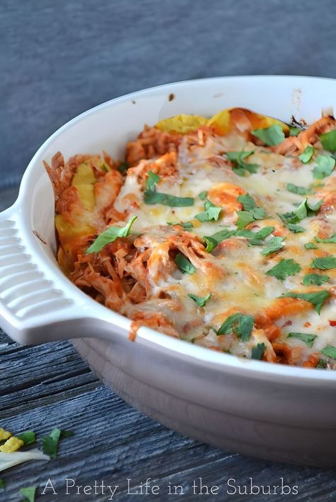 This Easy Cheesy Chicken Chilaquiles Recipe is a simple and delicious dinner! Made with just 7 ingredients: chicken, tortilla chips, cheese, salsa, sour cream, broth and fresh cilantro. Cheesy and flavourful! Chicken Chilaquiles, Chilaquiles Recipe, Easy Mexican Casserole, Chips Salsa, Bake Chicken, Pre Cooked Chicken, Food Mexican, Easy Bake, Mexican Dinner