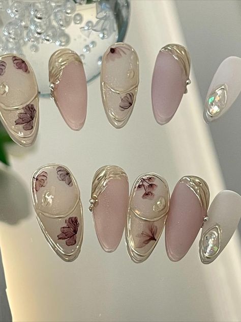 Each nail is hand-painted, ensuring unique artistry and attention to detail that stands out. Available in small, medium, and large to provide a perfect fit for everyone, these reusable stick-on nails are crafted for convenience and longevity. Ideal for those seeking a polished, professional appearance without the salon wait time. Elevate your nail game with the simplicity and elegance of our Almond Pink Matte collection. Flower And Gold Nails, Floral And Gold Nails, Gilded Nails, Japanese Jelly Nails, Nails Japanese, Golden Line, Manikur Kuku, Almond Shape Nails, Pretty Gel Nails