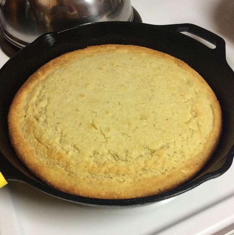 White and yellow cornmeal are combined with lard and buttermilk and baked in a cast iron skillet in this traditional Southern cornbread. Brown Butter Cornbread, Cornmeal Cornbread, Cast Iron Skillet Cornbread, Gluten Free Cornbread Recipe, Iron Skillet Cornbread, Southern Cornbread Recipe, Best Cornbread Recipe, Skillet Corn, Cheddar Cornbread