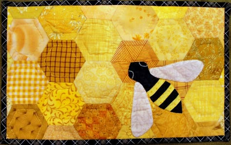 honey bee mug rug | hand pieced, hand appliqued hand quilted… | Flickr Bee Quilt, Bee Mug, Hexie Quilt, Mug Rug Patterns, Fabric Postcards, Hexagon Quilt, Paper Piecing Quilts, Hand Applique, Barn Quilt