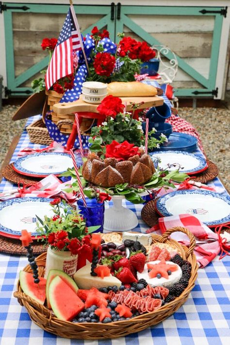 Patriotic Party Ideas, Memorial Day Decorations, Backyard Cookout, Tablescape Inspiration, Ideas For Decorating, American Flags, Patriotic Party, Raspberry Lemonade, Pretty Drinks