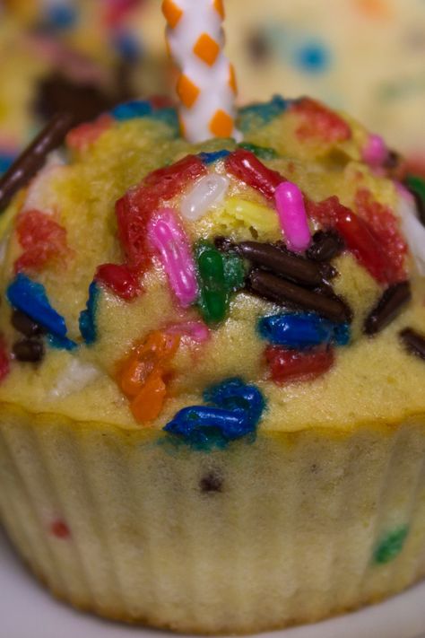 Birthday Cake Protein Muffins Healthy Birthday Cake Recipes, Healthy Protein Muffins, Birthday Cake Protein, Healthy Birthday Cakes, Protein Muffin Recipes, Protein Muffins, Muffin Bread, Protein Desserts, Muffin Cake