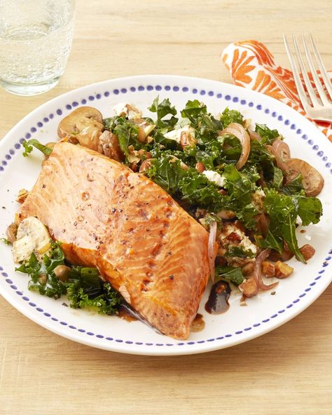 kale salad with salmon Edamame Succotash, Salmon Kale, Salad With Salmon, Best Salmon Recipe, Autumn Salad Recipes, Pan Fried Salmon, Fried Salmon, Healthy Salmon, Autumn Salad