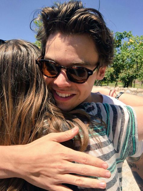 Harry hugging a fan (Mallorca).  Drown me in my tears of self pity... I will nEVER... uGH Harry 1d, Emerald Eyes, Haikou, Harry Styles Pictures, Harry Styles Photos, Mr Style, Treat People, Treat People With Kindness, Harry Edward Styles