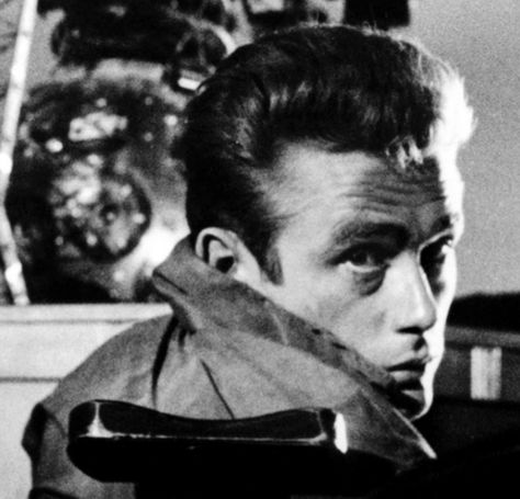 Jim Stark Jim Stark, James Dean Photos, Jimmy Dean, Dean Martin, James Dean, Celebrity Portraits, Old People, Classic Movies, Tv Stars