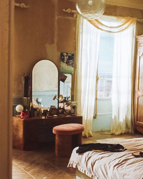 Killing Eve location details: Villanelle’s Paris apartment 1/~ Seen on Killing Eve Season 1. Villanelle Apartment Paris, Villanelle Bedroom, Vintage Paris Apartment, Vintage French Apartment, Cleaning The House Aesthetic, Villanelle Apartment, Killing Eve Aesthetic, Villanelle Aesthetic, Paris Apartment Aesthetic