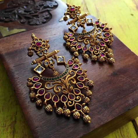 Antique Gold Earrings Designs For Wedding, Chettinad Jewellery Gold, Ruby Jumka, Antique Earrings Gold, Kemp Earrings, Chandelier Earrings Gold, Temple Jewellery Earrings, Gold Earrings Indian, Temple Jewelry Necklace