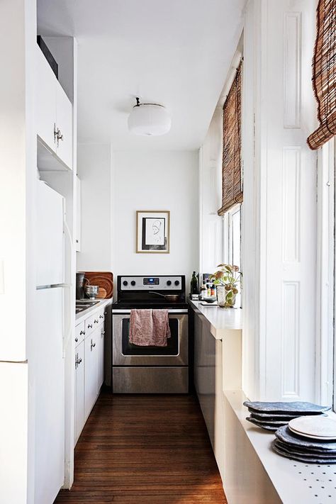 Like the rest of the loft apartment, the kitchen is narrow but perfectly functional and beautifully decorated. Photo: Birgitta Wolfgang Drejer | Story: Real Living Small Nyc Apartment Aesthetic, Apartment Aesthetic Kitchen, Small Nyc Apartment, Nyc Apartment Aesthetic, New York Loft, Studio Apartment Layout, Aesthetic Kitchen, Apartment Aesthetic, Small Apartment Decorating