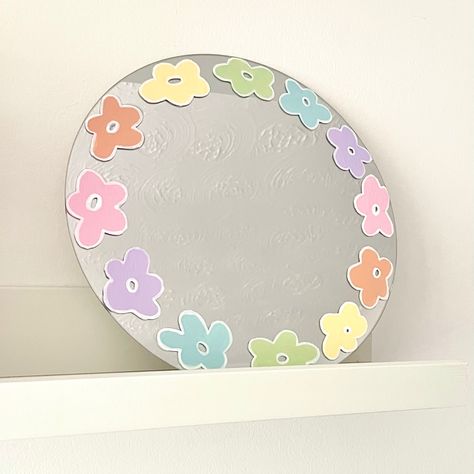 Painted Mirror Frame Aesthetic, Painted Circle Mirror, Circle Mirror Painting Ideas, Circle Mirror Painting, Mirror Frame Painting Ideas Aesthetic, Circle Mirror Diy, Cute Mirror Painting Ideas, Mirror Frame Painting Ideas, Mirror Painting Ideas Aesthetic