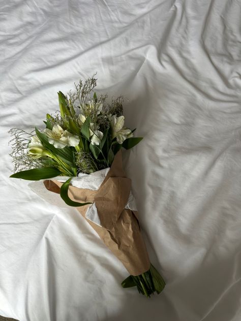 #bouquet #flowers #floral Simple Flower Bouquet Gift Brown Paper, Flowers In Brown Paper Bouquets, Brown Paper Flowers Bouquet, Brown Paper Bouquet, Newspaper Flower Bouquet, Newspaper Flowers, Flower Boquet, Bouquet Photography, Paper Bouquet