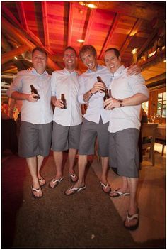 Ideas for groomsmen Groomsmen Shorts, Beach Groomsmen, Haute Wedding, Beach Wedding Groom Attire, Casual Groom Attire, Beach Wedding Groomsmen, Beach Wedding Groom, Mountaintop Wedding, Men Flip Flops