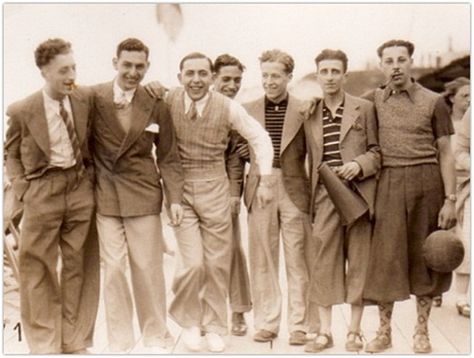 vintage everyday: Interesting Vintage Photos of Street Men Fashion ... 1930s Mens Fashion, 1930s Men, Cargo Jacket Mens, Blithe Spirit, Men Street Fashion, 30s Fashion, Look Retro, Vintage Mens Fashion, Foxtrot