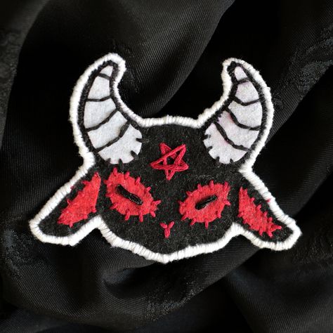 Hand-embroidered iron-on patch on felt. Handcrafted creation of a small demon patch to attach to a bag, coat, jacket of your choice! They are made on demand Goth Patches Ideas, Felting On Clothes, Patch Ideas Clothing, Alt Embroidery Ideas, Homemade Patches Diy, Diy Embroidered Patch, Felt Patches Diy, Alt Patches, Punk Patch Ideas