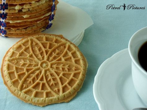 Mmm, Pizzelles.  A fabulous little Italian cookie that rivals biscotti! Italian Fig Cookies, Pizzelle Cookies, Pizzelle Recipe, Fig Cookies, Ricotta Cookies, Italian Christmas Cookies, Waffle Cookies, Bake Goods, Best Italian Recipes