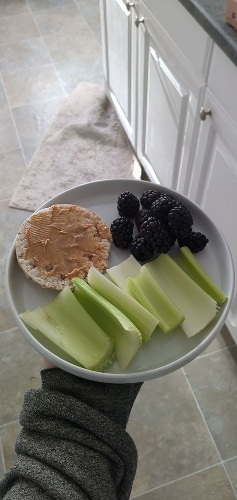 Peanut Butter And Celery, Rice Cake Meal Ideas, Things To Put On Rice Cakes, Celery Breakfast, Rice Cake Meals, Rice Cake Breakfast Ideas, Rice Cake Ideas, Low Cal Desserts, Rice Cakes Toppings