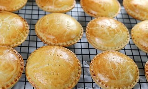 Sisi Jemimah’s Homemade Chicken Pie Will Have You Craving More Chicken Meat Pie, Chicken Pie Filling Recipes, Chicken Meat Pie Recipe, Chicken Pie Recipe Homemade, Chicken Pie Filling, Best Chicken Pie Recipe, Guyana Recipes, Homemade Chicken Pie, Sausage Roll Recipes