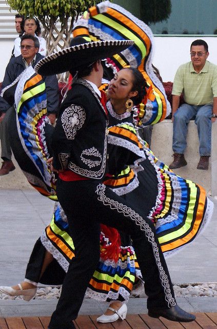 Si te beso hoy, mañana no habrá ilusión | Alexis Gaalvan | Flickr Mexican Attire, Mexican Folklore, Traditional Mexican Dress, Ballet Folklorico, Mexican Traditions, Mexican Heritage, Mexico Culture, America Latina, Shall We Dance