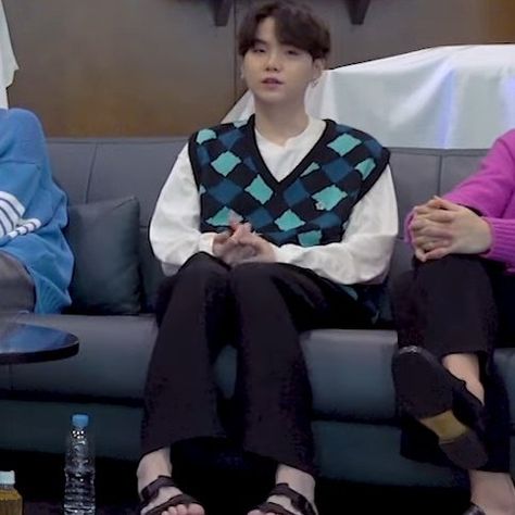 Yoongi Being Yoongi, Min Yoongi Rare Photos, Yoongi Being Relatable, Yoongi Icon, Min Yoongi Memes Funny, Yoongi Mad Meme Face, Girls Show, Love My Boys, I Miss Him