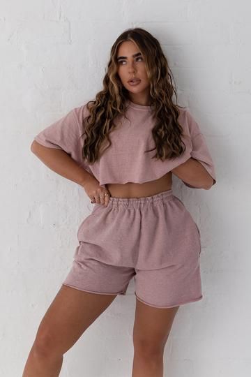 Jogger Shorts Outfit, Home Outfit Women, Home Outfit Comfy, Comfy Home Outfits, Night Suit For Women, Lazy Day Outfits, 17th Birthday, Love Clothing, Pink Tee