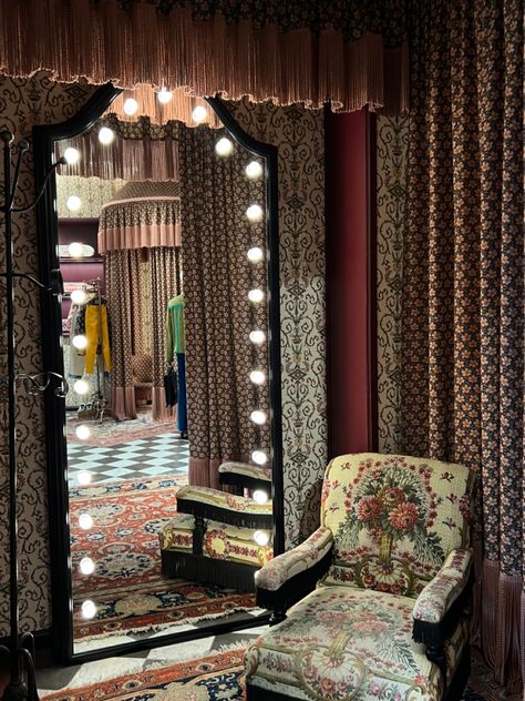 Gucci Dressing Room, Gucci Garden Florence Aesthetic, Gucci Garden Aesthetic, Gucci Garden Florence, Vintage Boutique Aesthetic, Vanity Aesthetic Vintage, Brow Branding, Gucci Home Decor, Gucci Interior