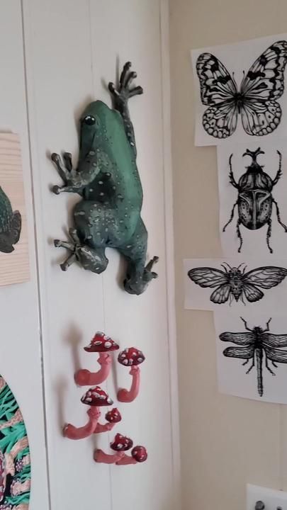 Paper Mache Wall Decor, Aesthetic Crafts For Room, Cardboard Diy Room Decor Wall Art, Paper Mache Frog, Cardboard Wall Decor Diy, Cute Cardboard Crafts, Frog Mural, Things To Make For Your Room, Goblin Core Room