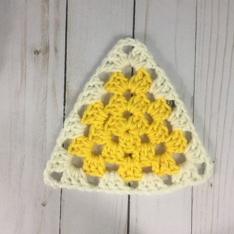 Crochet Triangle Pattern, Crochet Triangles, Granny Triangle, Knitted Squares Pattern, Triangles Quilt, Crochet Shapes, Crochet Granny Stitch, Quilt Crochet, Knitting Squares