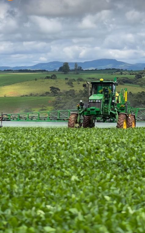 John deere Trator tractor agriculture farming husbandry Soja pulverização Farming Pictures, John Deere Tractors Pictures, Agriculture Photography, John Deere Tractors Farms, Agriculture Machine, Book Art Projects, Tractor Pictures, Green Tractors, Agriculture Farming