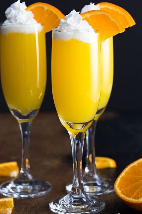 Vodka Creamsicle Mimosas - Whipped vodka, orange juice and champagne come together in one of the most sinfully delicious mimosas! Creamsicle Mimosa, Drinks Com Vodka, Mimosa Drink, Vodka Orange, Orange Juice And Vodka, Champagne Orange, Cocktail Original, Whipped Vodka, Orange Vodka