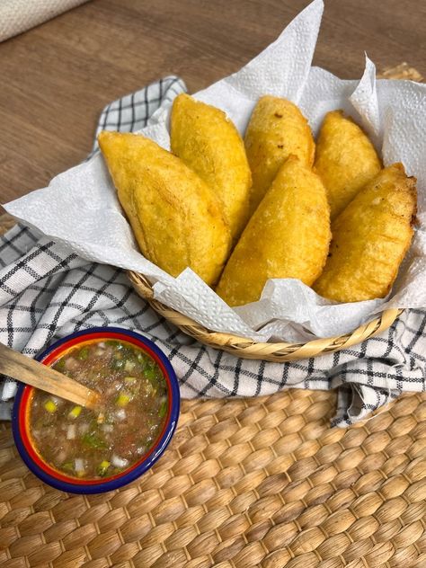 Empanadas colombianas con ají | No hay nada mas delicioso que una buena empanada con ají | By Delichus Colombian Empanadas, Food Magic, The Stew, Jerry Cartoon, Chinese Cooking Recipes, Colombian Food, Crush It, Laurel Leaf, Cup Of Water